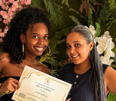 Murielle avec une élève diplômée de MG Academy