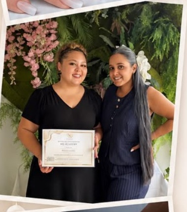 Murielle et une élève avec son certificat