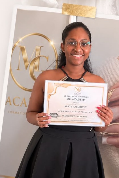 Élève recevant son certificat MG Academy